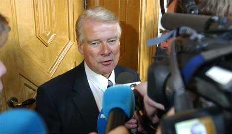 Carl I. Hagen solte seg i medieglansen under forhandlingene. Foto: Knut Fjeldstad/Scanpix