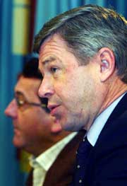 Kjell Magne Bondevik kommenterer budsjettforliket. I bakgrunnen finansministe Per-Kristian Foss. (Foto: Scanpix/Morten Holm) Kjell Magne Bondevik kommenterer budsjettforliket. I bakgrunnen finansministe Per-Kristian Foss. (Foto: Scanpix/Morten Holm)