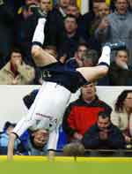 Robbie Keane starter sin salto etter scoring mot Leeds. Foto: Reuters.