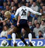 Tottenhams Ledley King i kamp mot Leeds Alan Smith. (Foto: Reuters)