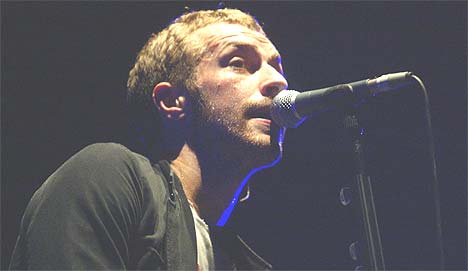 Vokalist Chris Martin og resten av Coldplay viste at de vokser med oppgavene da de spilte for 4.000 i Oslo Spektrum søndag kveld. Foto: Morten Holm, SCANPIX.