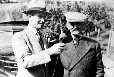 Bjrnejeger Nils Rysum (t.h) vert interjua - truleg av NRK-reporter John Dugstad i 1942.