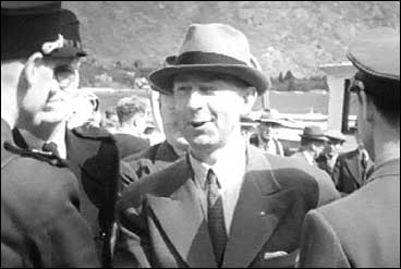 Fylkesmann Vidar Atne p NS-stemne i Sogn i 1942. (Foto: Norsk Film/NRK)
