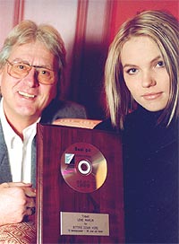 Lene Marlin ble "Best på Norsktoppen" i NRK P1 i 1999. Her med programleder Kristian Lindeman og trofeet. Foto: Jens Sølvberg.