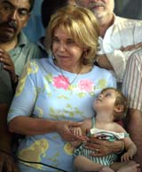 Argentinas førstedame, Hilda "Chiche" Duhalde, på besøk i et av landets fattigste strøk (foto: Reuters: Enrique Marcarian).