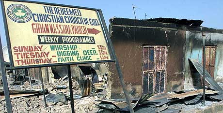 En plakat er alt som står igjen foran en utbrent kirke i byen Kaduna i Nigeria etter opptøyene tidligere i november. (Foto: Reuters/Juda Ngwenya)