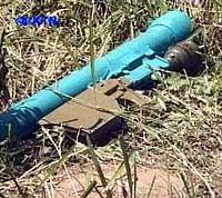 TV-opptak viser et rakettvåken som ble funnet nær flyplassen i Mombasa torsdag. (Foto: Kenyansk fjernsyn)