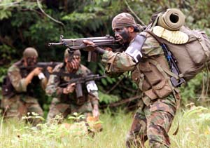 AUC-militsen trener i Colombias jungel. (Arkivfoto: Reuters)