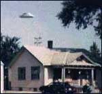 Her er eit anna bilete av ein UFO som flyg over eit hus. Foto: Arkiv Her er eit anna bilete av ein UFO som flyg over eit hus. Foto: Arkiv