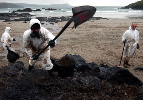 1800 menneske arbeider på spreng for å rydde opp i oljesølet på Galicia-kysten i Spania. (Foto: Miguel Vidal, Reuters)