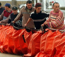 Lokale fiskarar og frivillige i Galicia i ferd med å leggje ut oljelenser. (Foto: Miguel Vidal, Reuters)
