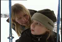 Malin er i dag en velfungerende jente på 12 år. Bak henne står mamma Marit.  