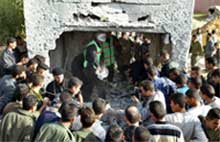 En person ble drept da israelske helikoptre skjøt med raketter mot det palestinske innenriksdepartementet i Gaza by i dag. Foto: Reuters/Ahmed Jadallah 