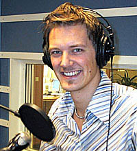 Etter to år med radioutdanning var han innom NRK Sogn og Fjordane før han hamna i Norgesglasset i NRK P1. (Foto: Jon-Annar Fordal) 