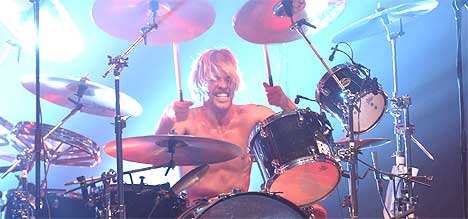 Trommis Taylor Hawkins i Foo Fighters spiller i Los Angeles 22. oktober i år. I går var han og bandet i Oslo Spektrum. Foto: Robert Mora / Getty Images.