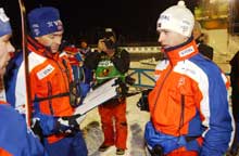 Roger Grubben og Ole Einar Bjørndalen diskuterer løpet. (Foto: Cornelius Poppe/scanpix)