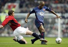 Ole Gunnar Solskjær takler Sylvain Wiltord. (Foto: Allsport) Ole Gunnar Solskjær takler Sylvain Wiltord. (Foto: Allsport)