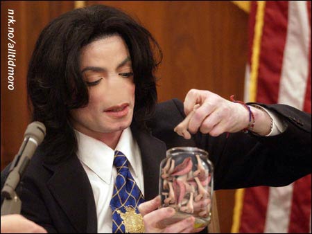 Michael Jackson hadde glemt nesa da han ankom rettslokalet, men heldigvis hadde han krise-settet sitt med seg. (Colin Mc Mahon)