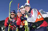 Vibeke Skofterud (f.v.), Maj Helen Sorkmo, Hilde G. Pedersen og Bente Skari poserer etter seieren på kvinnenes 4x5 km stafett.. (Foto: Erlend Aas /Scanpix)