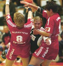 KRAFTFULLT: Else Marthe Sørlie Lybekk var en av mange gode norske spillere som fant veien gjennom forsvaret til Russland (Foto: Morten Holm/Scanpix).