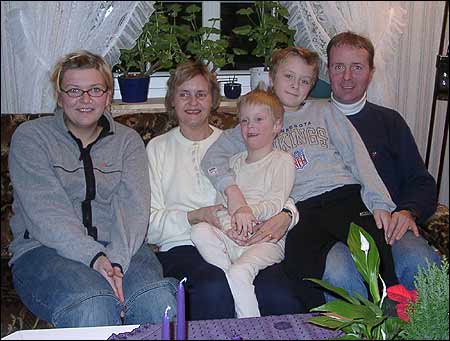 Frå venstre: Au pair Jessica Wiland frå Tyskland, May Britt Klepp Brekke, Arne Martin (8), Jan Marius (10) og Ole Anton Brekke Frå venstre: Au pair Jessica Wiland frå Tyskland, May Britt Klepp Brekke, Arne Martin (8), Jan Marius (10) og Ole Anton Brekke
