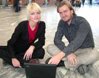 Kari Asheim og Jason Eckhoff hjelper deg med reisekjøp på nett.