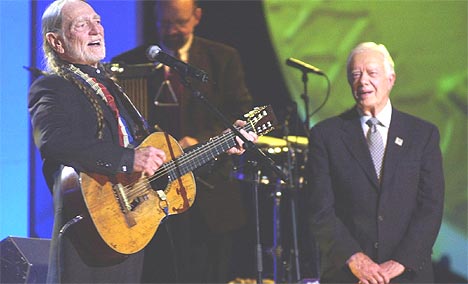 Willie Nelson ( til venstre) og Jimmy Carter på scenen under Nobels fredspriskonsert i Oslo Spektrum onsdag kveld. Foto: Erlend Aas / SCANPIX.