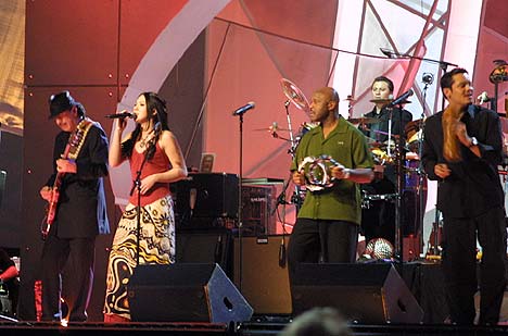 Michelle Branch og Santana tok tak i publikum, men da var det for seint. Foto: Tone Donald, NRK.