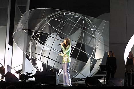 Du skal være trygg på deg selv som artist for å fylle den store Nobelkonsert-scenen. Italienske Laura Pausini klarte aldri oppgaven. Foto: Tone Donald, NRK.