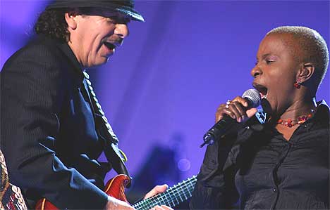 Angélique Kidjo, her på scenen under Nobelkonserten sammen med Carlos Santana, kommer tilbake til Norge i midten av januar for egen turné. Foto: Knut Fjeldstad / SCANPIX.