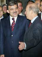 Den greske statsministeren Constantinos Simitis (til høyre)hilser på Tyrkias statsminister Abdullah Gul (foto: Reuters/Scanpix) Den greske statsministeren Constantinos Simitis (til høyre)hilser på Tyrkias statsminister Abdullah Gul (foto: Reuters/Scanpix)