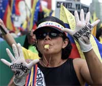"Valg" og "Gå av nå" står det på hanskene til denne demonstranten (REUTERS/Chico Sanchez) 