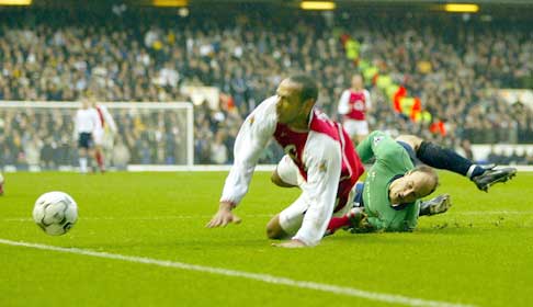 Tottenham-keeper Kasey Keller feller Thierry Henry og gir Arsenal straffespart. (Foto: Peter Macdiarmi/reuters) 