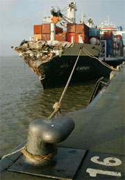 Lasteskipet "Kariba" har kome seg til hamn i Belgia. (Foto: Yves Herman, Reuters) Lasteskipet "Kariba" har kome seg til hamn i Belgia. (Foto: Yves Herman, Reuters)