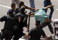 Politiet arresterer en av tilhengerne til Chavez i Caracas (REUTERS/Kimberly White) 