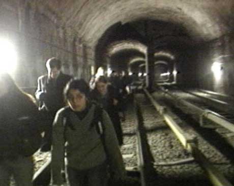 Først etter en time var alle passasjerene i de fire T-banevognene evakuert.
