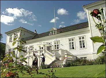 Det store herskapshuset vart bygt like etter brannen i 1850. (Foto. Ragnvald Sgnesand, NRK)