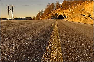 Nyevegen fordi Eikefjord p riksveg 5 vart bygd av Statens Vegvesen, og opna i desember 2002. (Foto: Ragnvald Sgnesand, NRK
