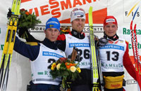 Axel Teichmann, Anders Södergren og Tobias Angerer var en glad trio på seierspallen. (Foto: REUTERS/Heinz-Peter Bader ) 