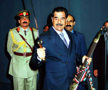 Saddam Hussein fikk et sverd i presang før han ble sverget inn som president i sju nye år tidligere denne høsten. (Foto: Getty Images)