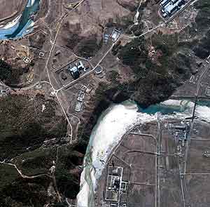 Flyfoto av det nordkoreanske atomanlegget som nylig ble gjenåpnet, og som utløste den nye krisen med USA. (Reuters/QuickBird)