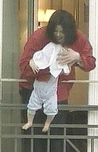 Michael Jackson passet på å skaffe seg masse oppmerksomhet ved å holde sin lille baby ut fra en balkong 19. november 2002. Foto: AP / SCANPIX.