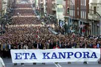 22.desember i år demonstrerte mange tusen mennesker i Bilbao under slagordet "ETA - kom dere ut" (REUTERS/Vincent West )