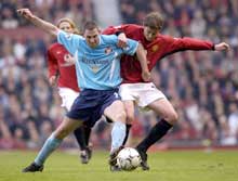 Ole Gunnar Solskjær takler Stephen Wright. (Foto: Shaun Botterill/Getty Images) Ole Gunnar Solskjær takler Stephen Wright. (Foto: Shaun Botterill/Getty Images)