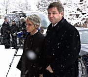 Her ankommer statsminister Kjell Magne Bondevik Bragernes kirke sammen med sin kone Bjørg. Foto: Tor Richardsen / SCANPIX