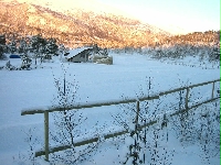 Fin nysnø på skistadion på Skaret, men likevel lages kunstsnø. Fin nysnø på skistadion på Skaret, men likevel lages kunstsnø.