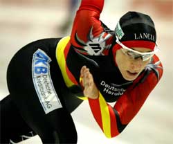 Tyske Anni Friesinger vant 500 m på 39,39. Foto: REUTERS/Paul Vreeker Tyske Anni Friesinger vant 500 m på 39,39. Foto: REUTERS/Paul Vreeker