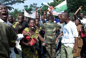 Tilhengere av president Gbagbo demonstrerte fredag mot fransk innblanding i konflikten i Elfenbenskysten. (Foto: L. Gnago, Reuters)
