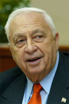 Problema tårnar seg opp for Israels statsminister Ariel Sharon. (Reuters-foto)