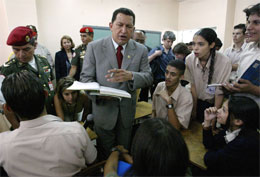 President Hugo Chavez besøkte i går en skole i hovedstaden Caracas. (Foto: Kimberly White, Reuters)